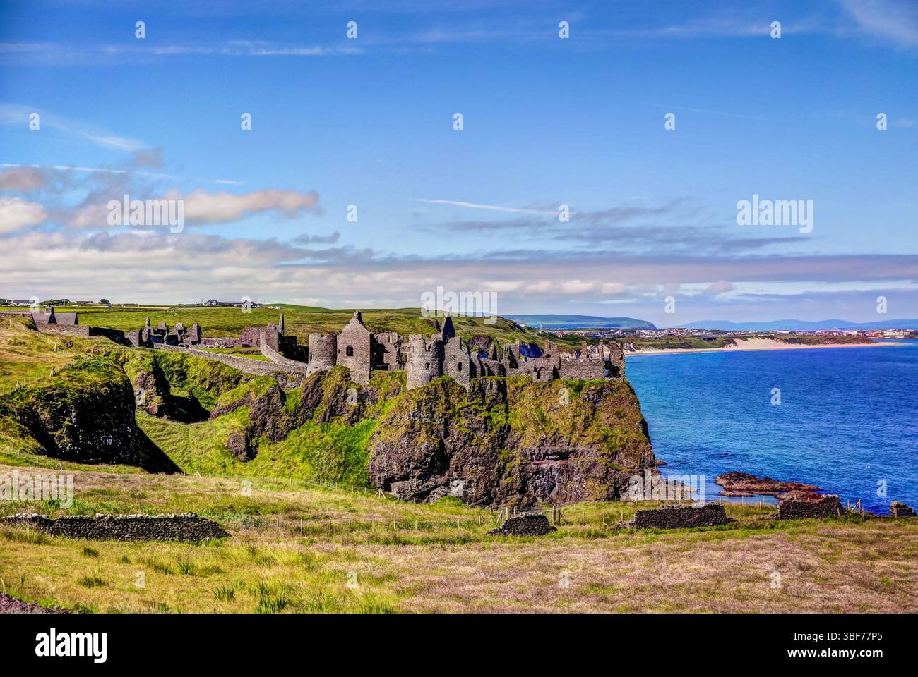 Giants Causeway, Irlande du Nord - 14 juillet 2019 : les ruines du château de Dunluce en Irlande du Nord Banque D'Images