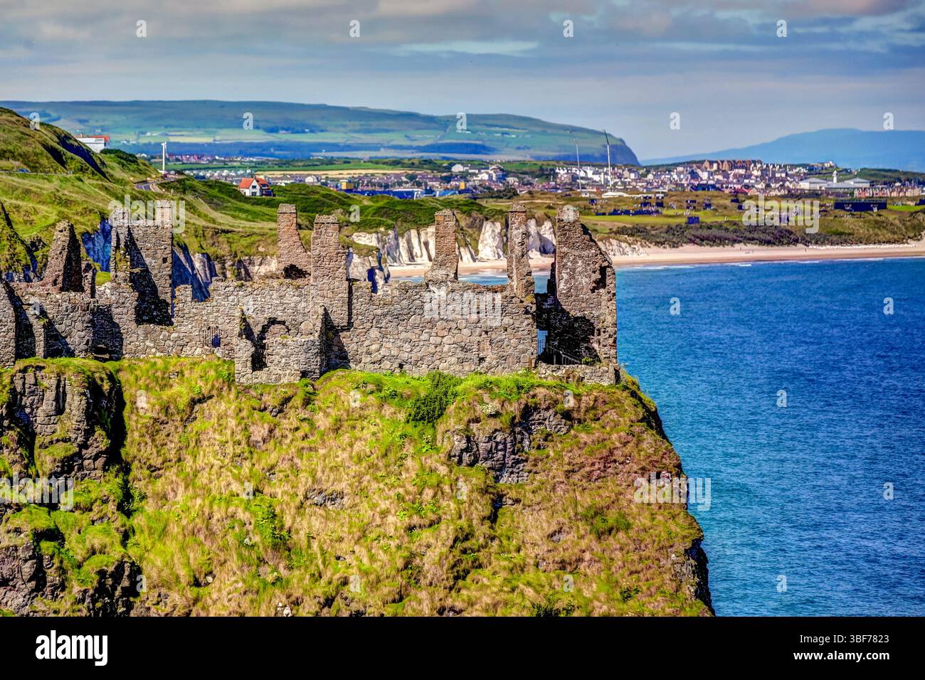 Giants Causeway, Irlande du Nord - 14 juillet 2019 : les ruines du château de Dunluce en Irlande du Nord Banque D'Images
