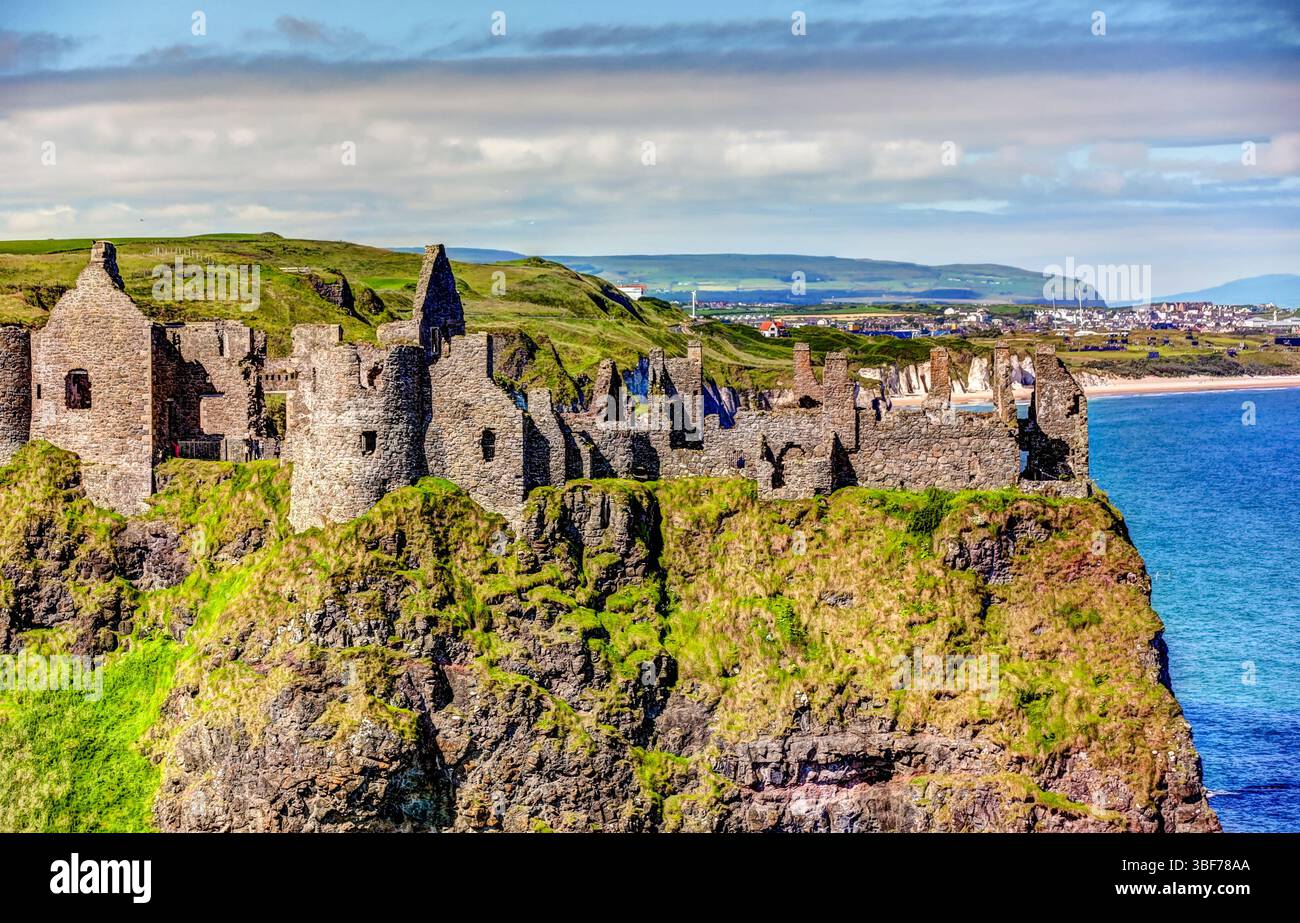 Giants Causeway, Irlande du Nord - 14 juillet 2019 : les ruines du château de Dunluce en Irlande du Nord Banque D'Images