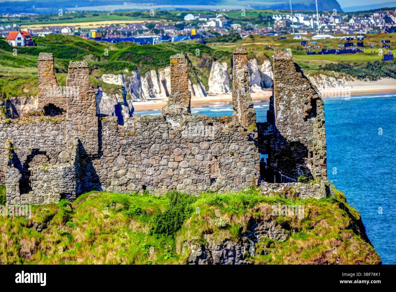 Giants Causeway, Irlande du Nord - 14 juillet 2019 : les ruines du château de Dunluce en Irlande du Nord Banque D'Images