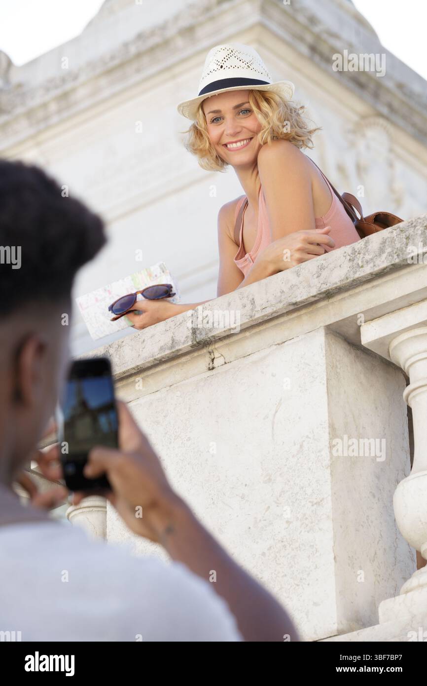 homme prenant une photo de petite amie souriante Banque D'Images