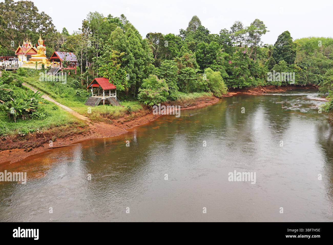 Canal de Prasaeng sous la pluie légère, entouré d'une forêt tropicale luxuriante, près du barrage de Chiao LAN, à Surat Thani, Thaïlande Banque D'Images