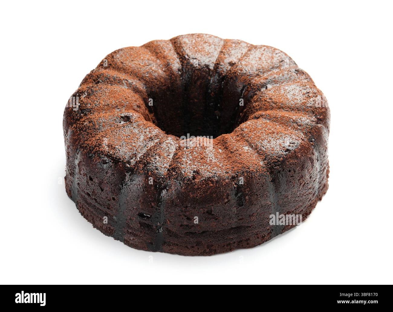 Délicieux gâteau bundt au chocolat isolé sur blanc Banque D'Images