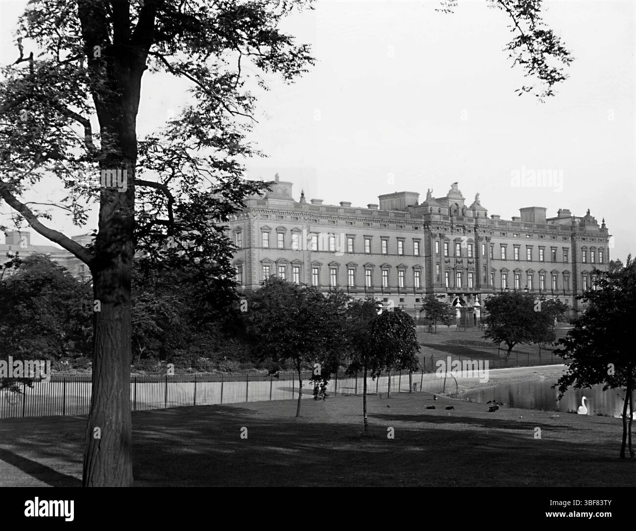 Buckingham Palace à Londres, en Angleterre, photographié à la fin du XIXe siècle, montrant l'extérieur de la résidence royale à l'époque victorienne Banque D'Images