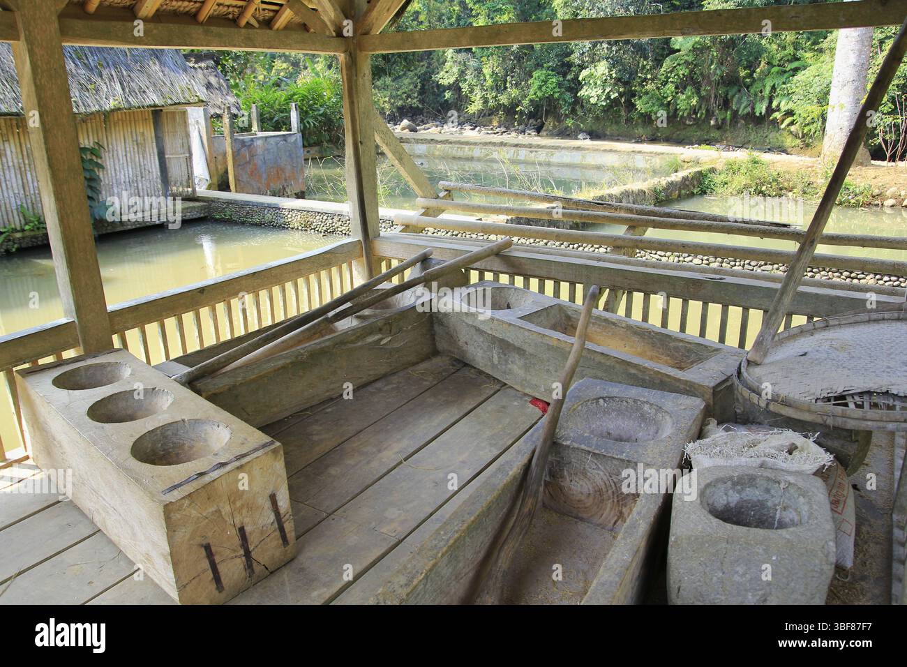 Les appareils ménagers dans le village traditionnel de Kampung Naga sont caractérisés par une société agraire et rejettent la technologie moderne. Banque D'Images