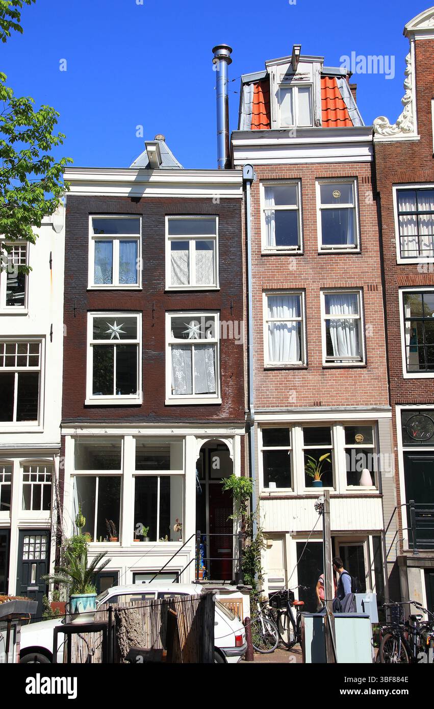 Façades de maisons hollandaises typiques se rapprochent avec un ciel bleu à Amsterdam, canal Bloemgracht, quartier Jordaan, pays-Bas, mai 2025. Banque D'Images