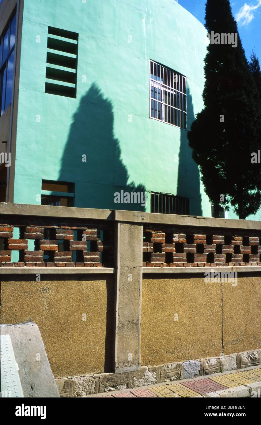 Scène de campus à l'Université du pétrole de Chine avec Green Building et Tree Shadows au début des années 2010, Dongying, Shandong, Chine Banque D'Images