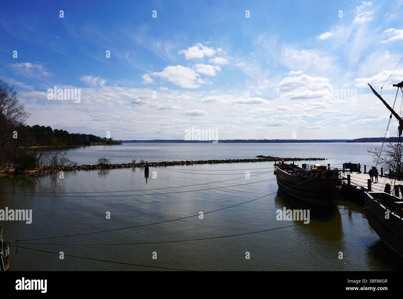 Vue panoramique panoramique panoramique de la baie de Chesapeake avec des navires historiques de Jamestown, Virginie, États-Unis d'Amérique Banque D'Images