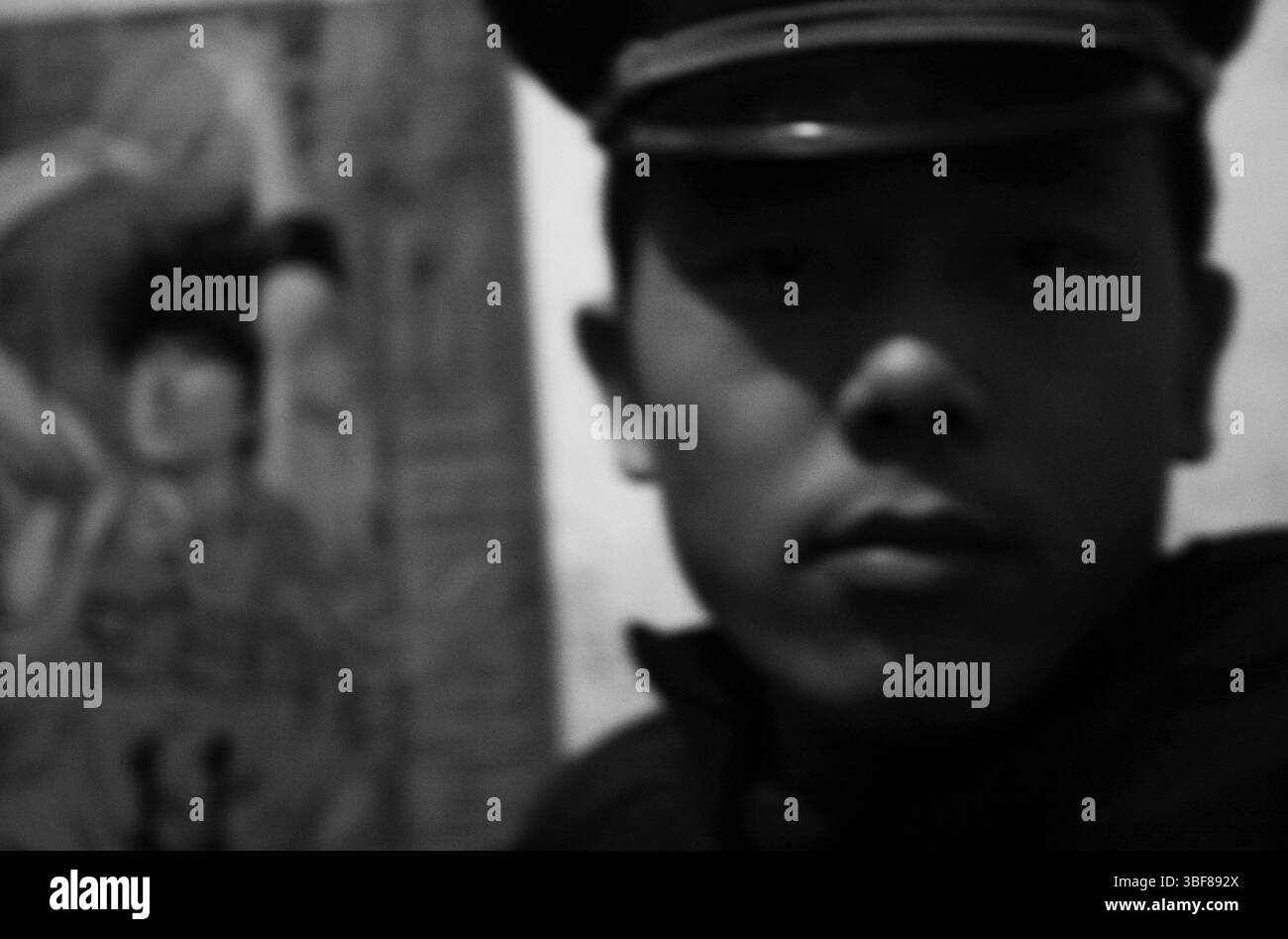 Portrait de jeune soldat chinois avec affiche « Slam Dunk » en arrière-plan, fin des années 2000 Banque D'Images