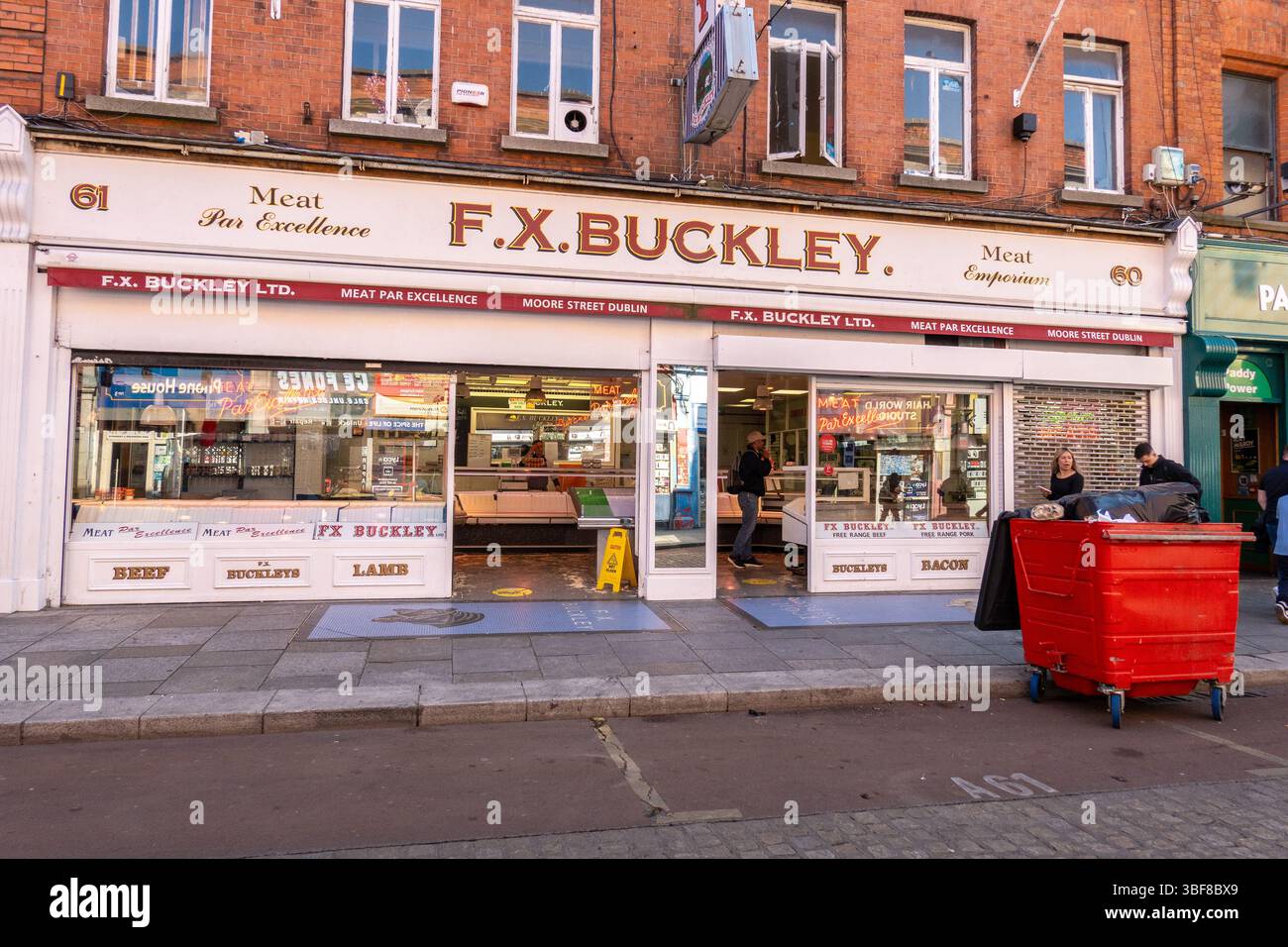 F.X. Buckley Butcher style rétro Old Sign sur Moore Street Dublin Irlande, Paddy Power Betting Shop Euro Giant Discount Shop, photo stock Banque D'Images