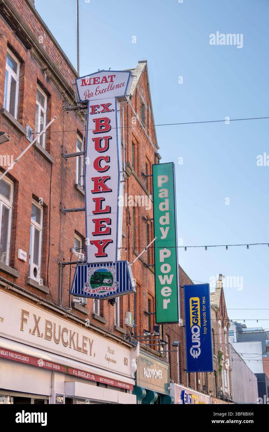 F.X. Buckley Butcher style rétro Old Sign sur Moore Street Dublin Irlande, Paddy Power Betting Shop Euro Giant Discount Shop, photo stock Banque D'Images