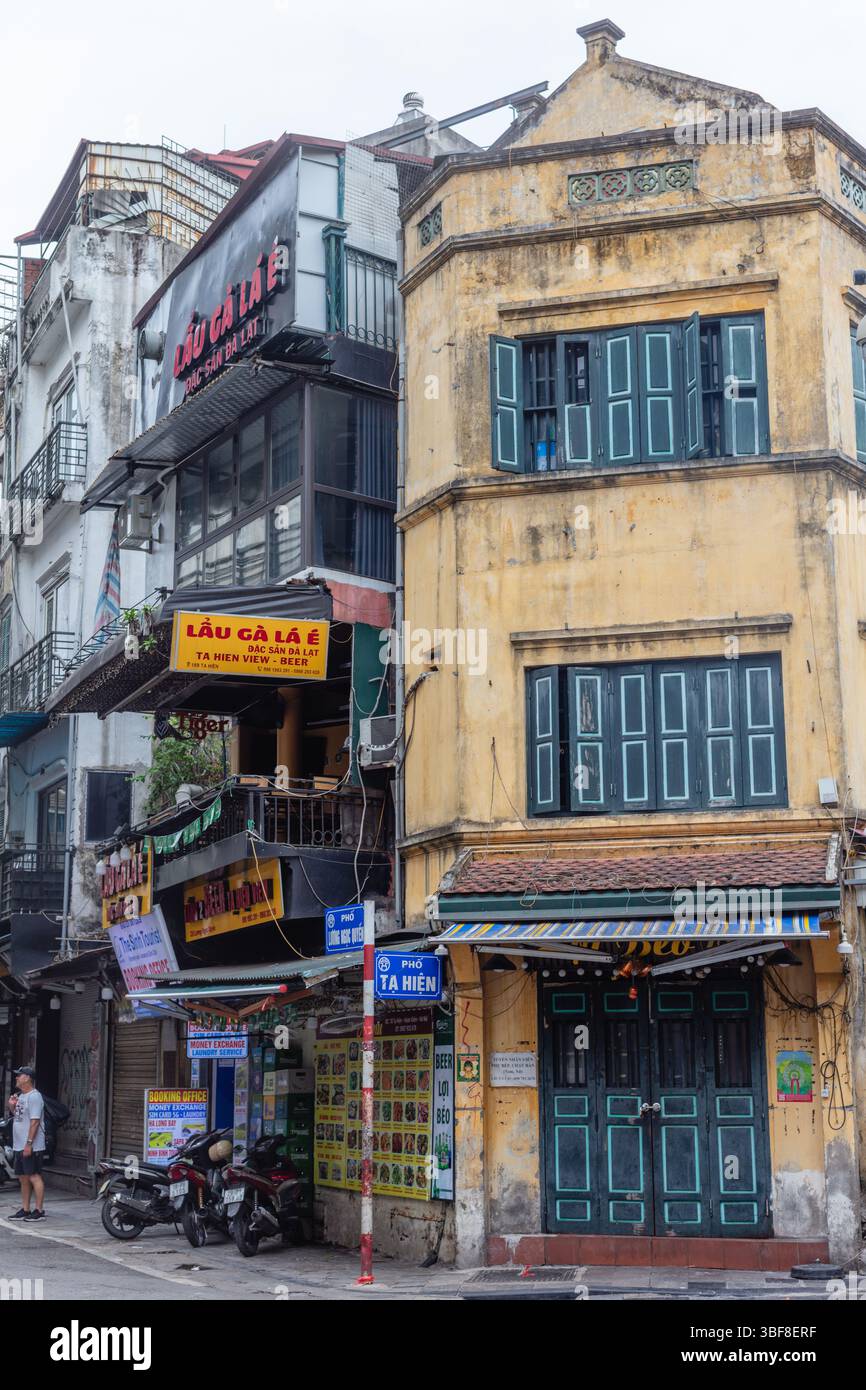 Architecture Indochine française du vieux quartier ou Phố cổ Hà Nội, Hanoi, Vietnam. Banque D'Images