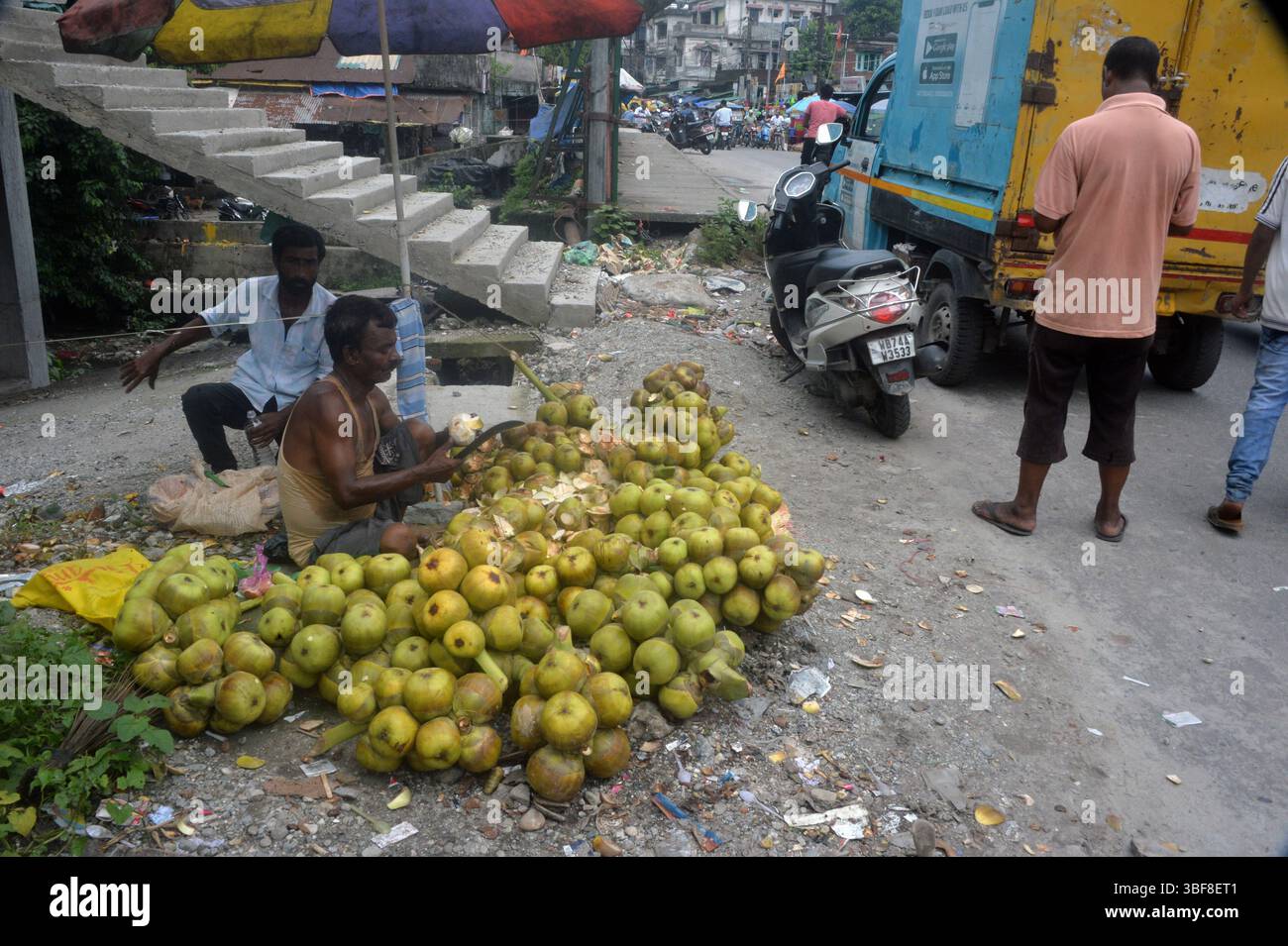 Siliguri, Bengale occidental, Inde. 31 mai 2025. Un vendeur indien de bord de route assiste les clients comme il vend Ice Apple ou Wine Palm de son lieu de vente temporaire de bord de route à Siliguri.Ice Apple ou Wine Palm est très popluar nourriture pendant la saison estivale. (Crédit image : © Diptendu Dutta/ZUMA Press Wire) USAGE ÉDITORIAL SEULEMENT ! Non destiné à UN USAGE commercial ! Crédit : ZUMA Press, Inc/Alamy Live News Banque D'Images Siliguri, Bengale occidental, Inde. 31 mai 2025. Un vendeur indien de bord de route assiste les clients comme il vend Ice Apple ou Wine Palm de son lieu de vente temporaire de bord de route à Siliguri.Ice Apple ou Wine Palm est très popluar nourriture pendant la saison estivale. (Crédit image : © Diptendu Dutta/ZUMA Press Wire) USAGE ÉDITORIAL SEULEMENT ! Non destiné à UN USAGE commercial ! Crédit : ZUMA Press, Inc/Alamy Live News Banque D'Images