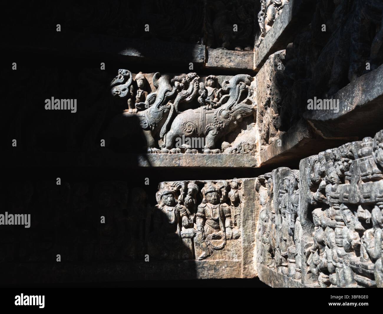 Halebidu, Karnataka, Inde - 15 janvier 2023 : belles sculptures en pierre sur le mur de l'ancien temple Hoysaleshwara à Halebeedu dans le Karnataka. Banque D'Images