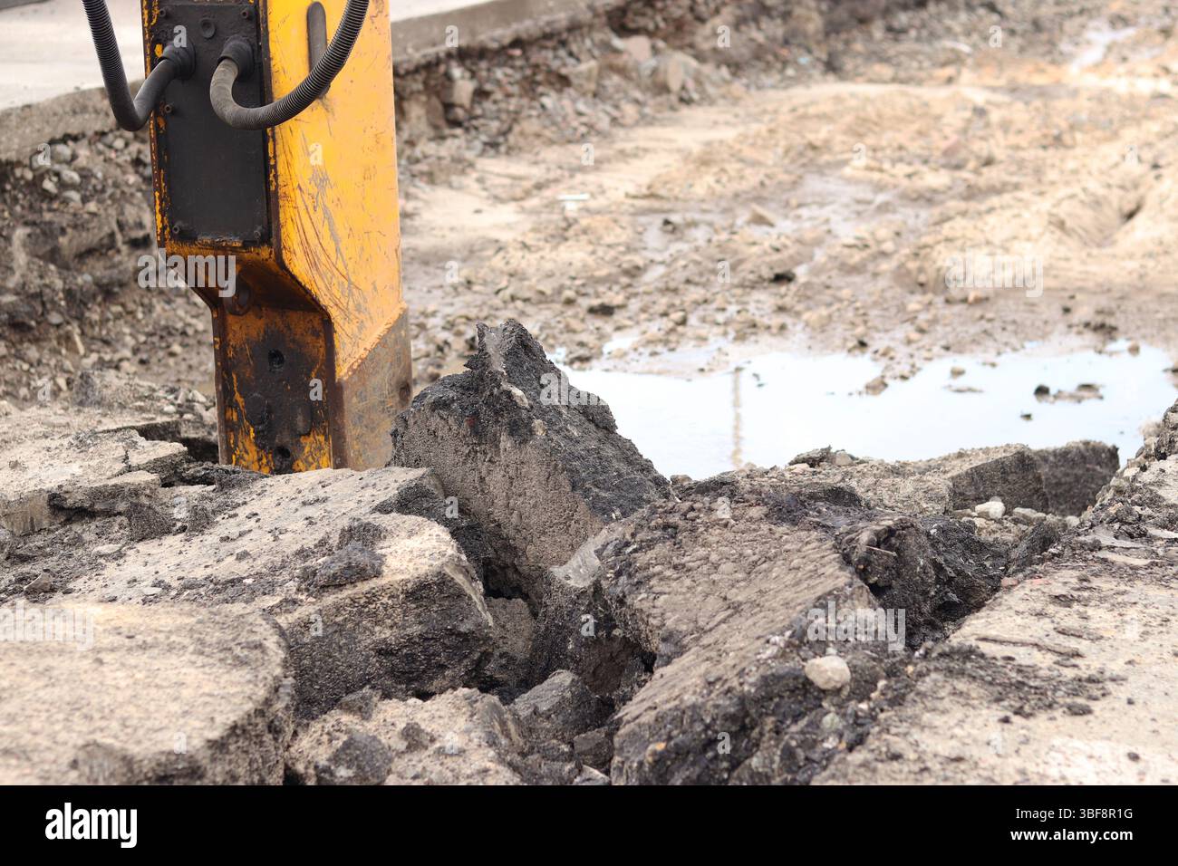 Gros plan d'un marteau-piqueur en fonctionnement. Marteau hydraulique. Équipement. Marteau hydraulique pour la réparation de routes. Marteau-piqueur hydraulique monté sur une excavatrice Banque D'Images