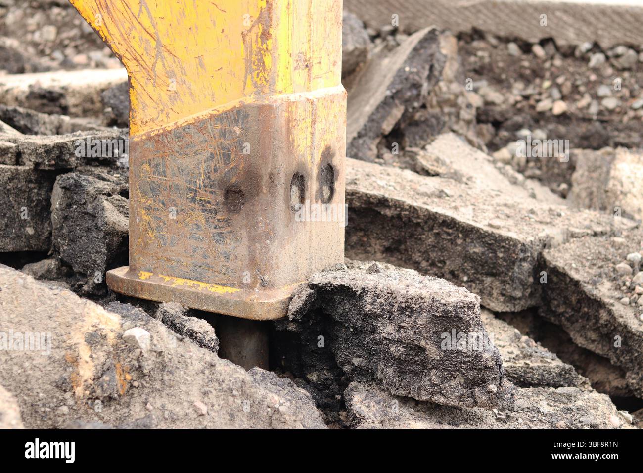 Gros plan d'un marteau-piqueur en fonctionnement. Marteau hydraulique. Équipement. Marteau hydraulique pour la réparation de routes. Marteau-piqueur hydraulique monté sur une excavatrice Banque D'Images
