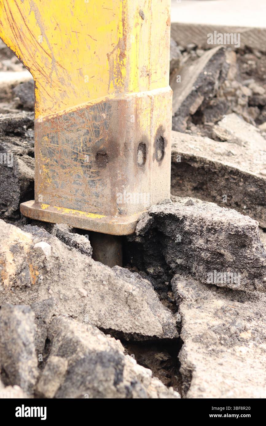 Gros plan d'un marteau-piqueur en fonctionnement. Marteau hydraulique. Équipement. Marteau hydraulique pour la réparation de routes. Marteau-piqueur hydraulique monté sur une excavatrice Banque D'Images