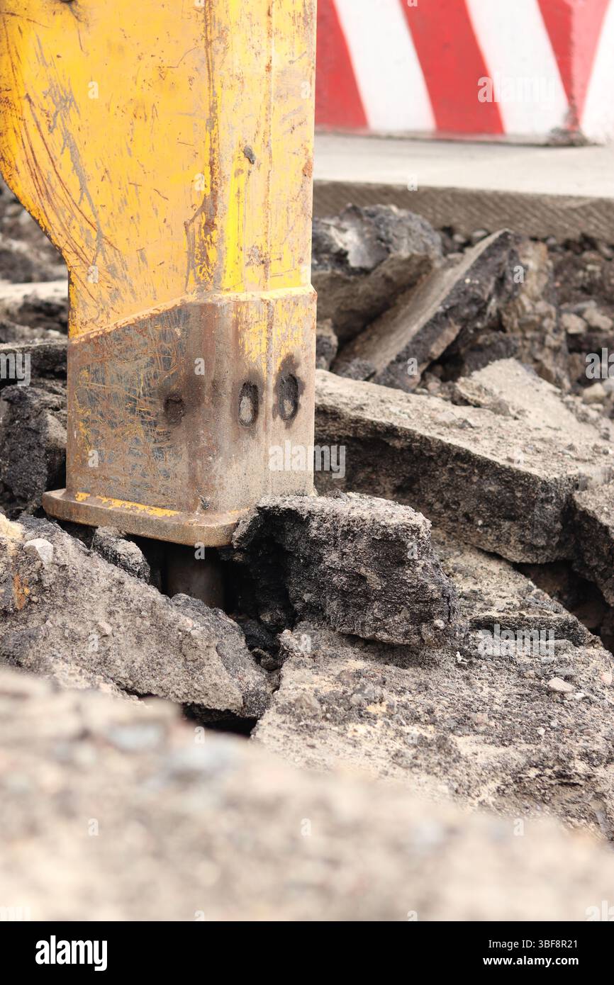 Gros plan d'un marteau-piqueur en fonctionnement. Marteau hydraulique. Équipement. Marteau hydraulique pour la réparation de routes. Marteau-piqueur hydraulique monté sur une excavatrice Banque D'Images