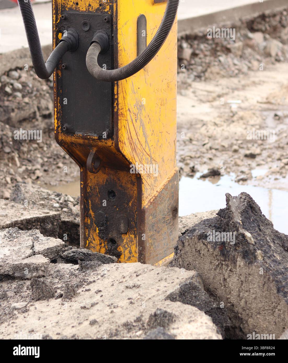 Gros plan d'un marteau-piqueur en fonctionnement. Marteau hydraulique. Équipement. Marteau hydraulique pour la réparation de routes. Marteau-piqueur hydraulique monté sur une excavatrice Banque D'Images