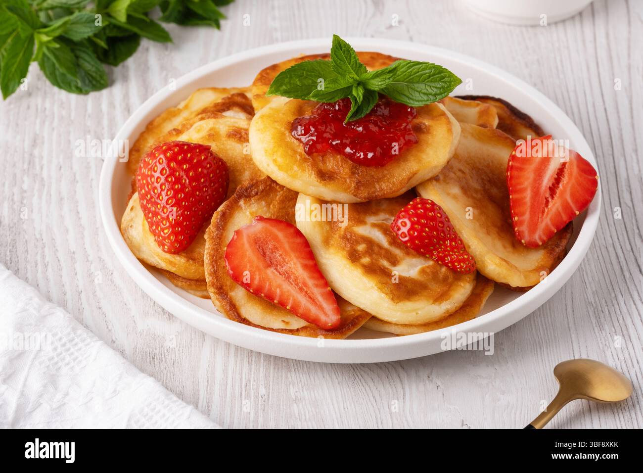 Mini crêpes avec confiture de fraises et fraises Banque D'Images