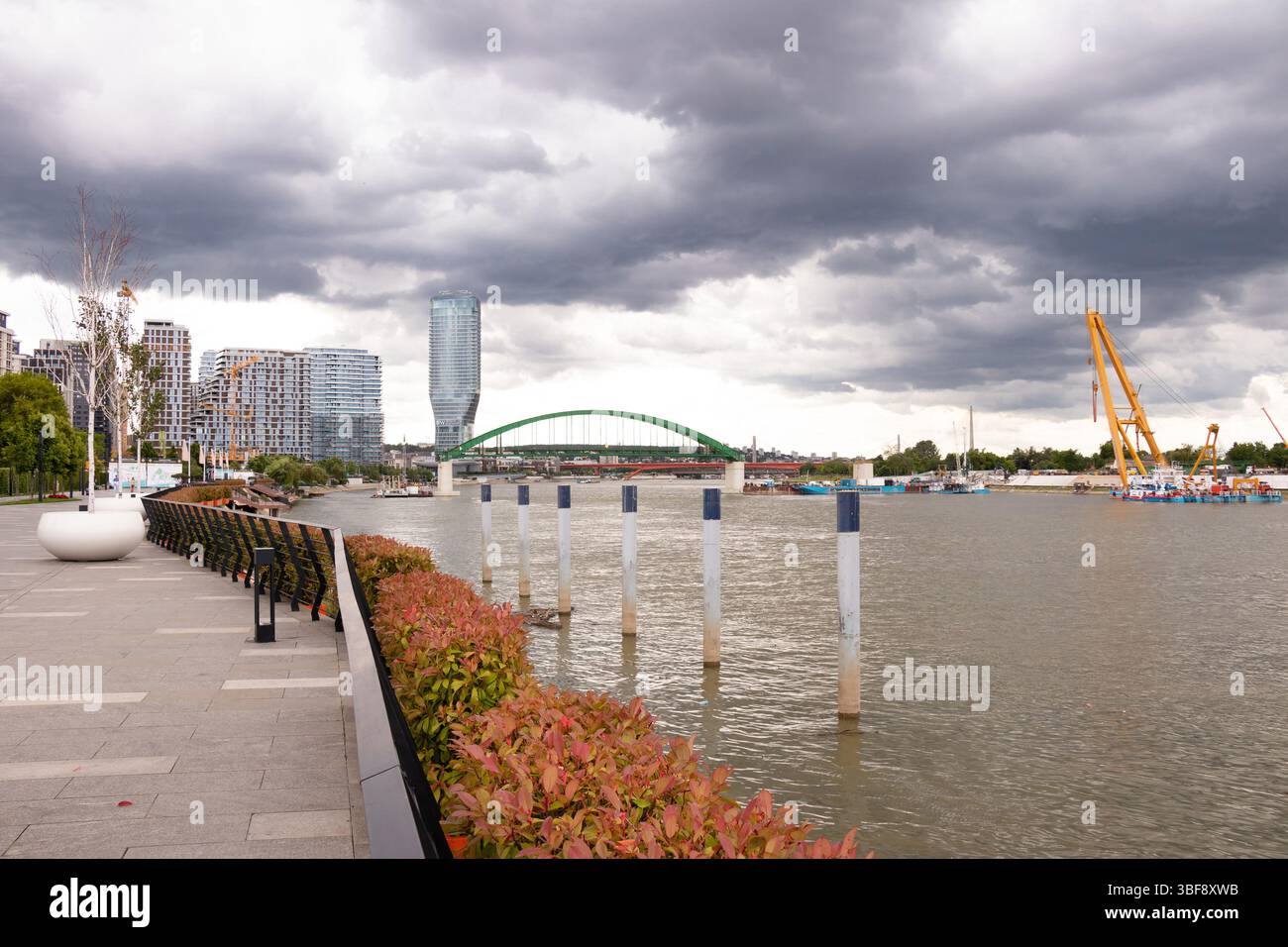 Belgrade, Serbie - 29 mai 2025 : promenade de la Save sur le front de mer de Belgrade et suppression du vieux pont de la Save Banque D'Images
