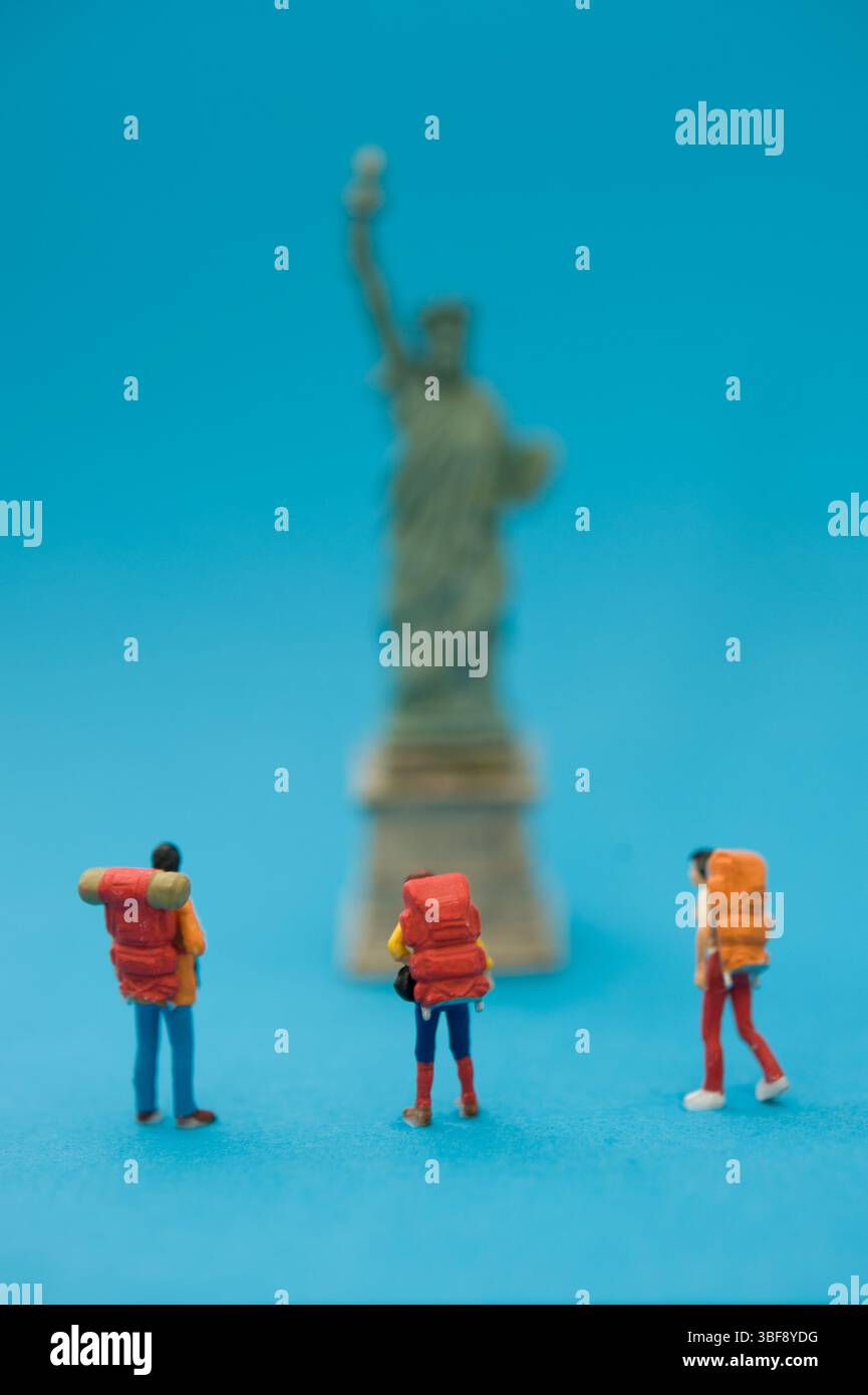Les voyageurs miniatures devant la statue de la liberté, voyagent au concept des États-Unis Banque D'Images