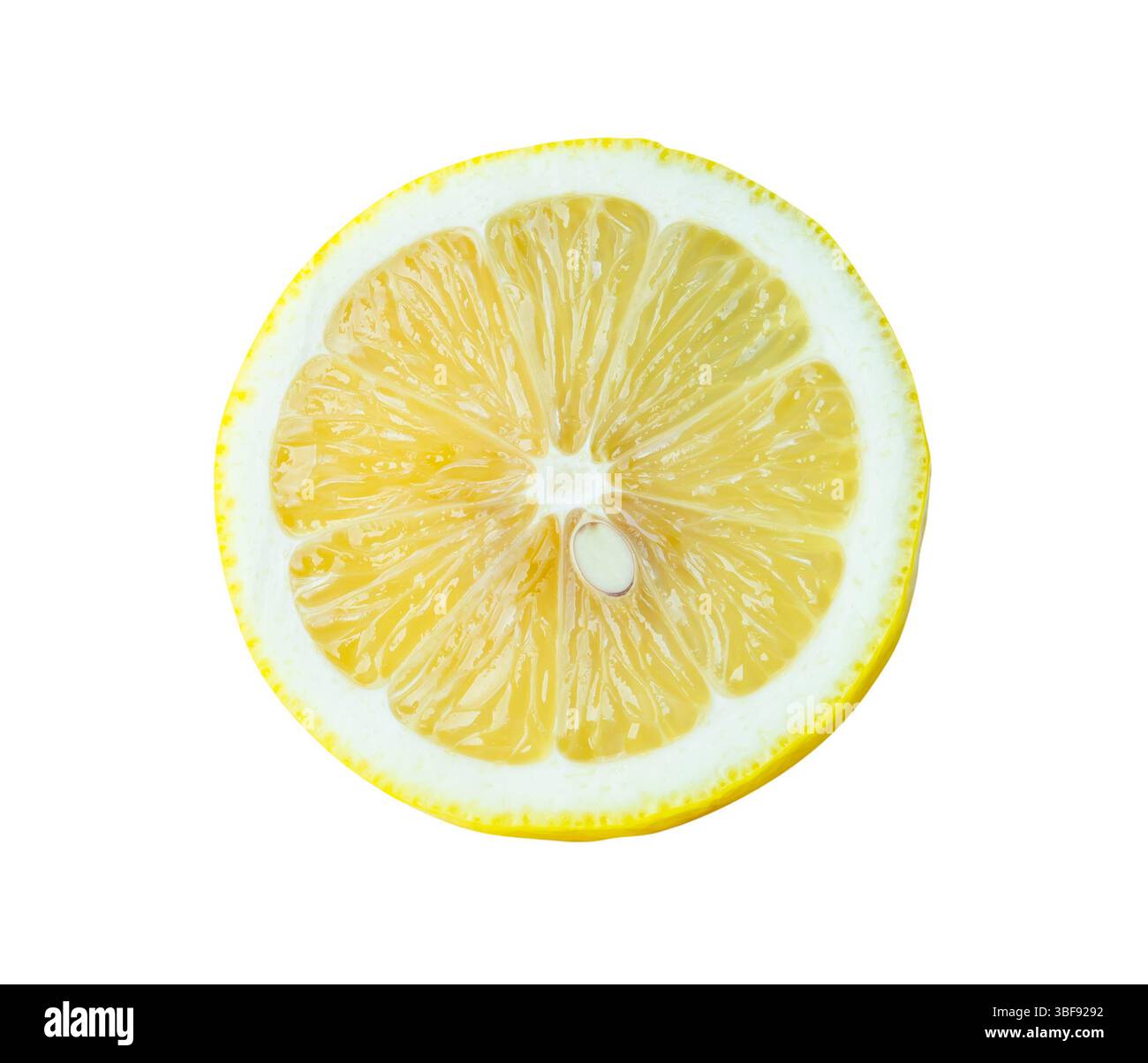 Vue de face du fruit de citron jaune mûr dans une moitié avec la graine est isolé sur fond blanc avec chemin de découpage. Banque D'Images