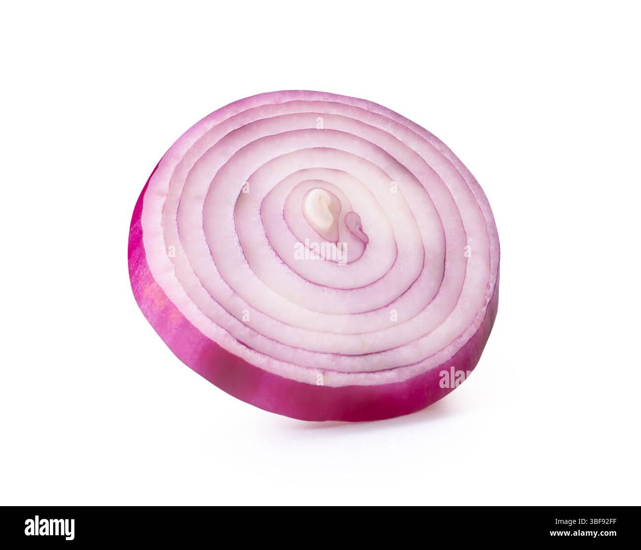 Oignon espagnol rouge ou violet pelé frais dans une tranche en forme de cercle est isolé sur fond blanc avec chemin de découpage. Banque D'Images