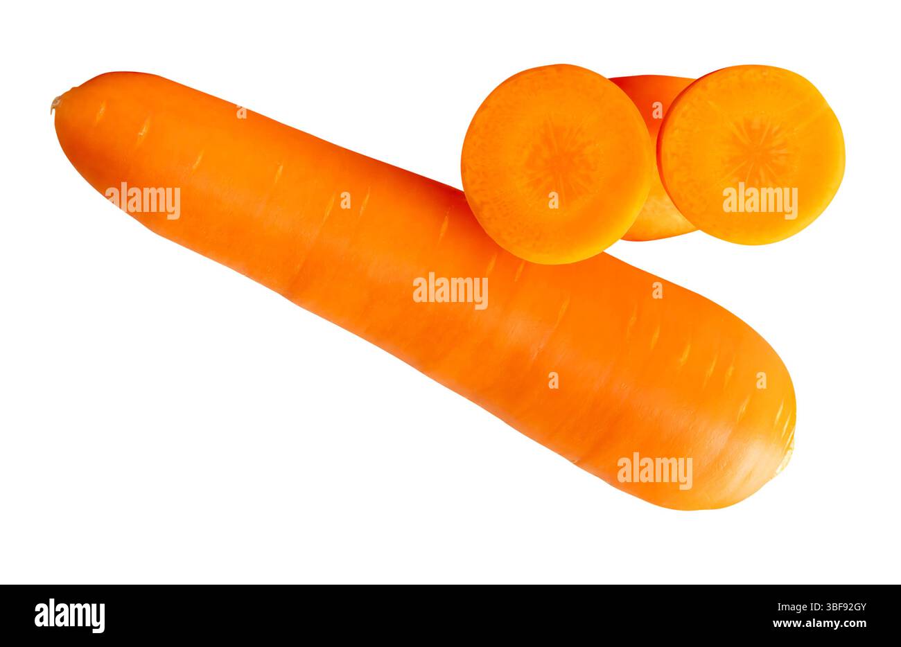 Vue latérale d'une racine de carotte orange fraîche avec des tranches en cercles dans la pile est isolée sur fond blanc avec chemin de découpage. Banque D'Images