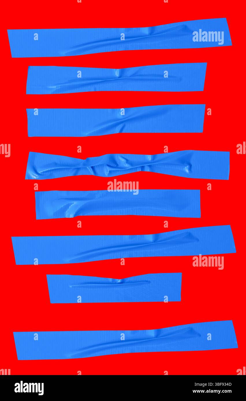 Vue de dessus ensemble de ruban adhésif en vinyle bleu froissé ou froissé ou ruban en tissu en forme de bande est isolé sur fond rouge avec chemin de découpage. Banque D'Images