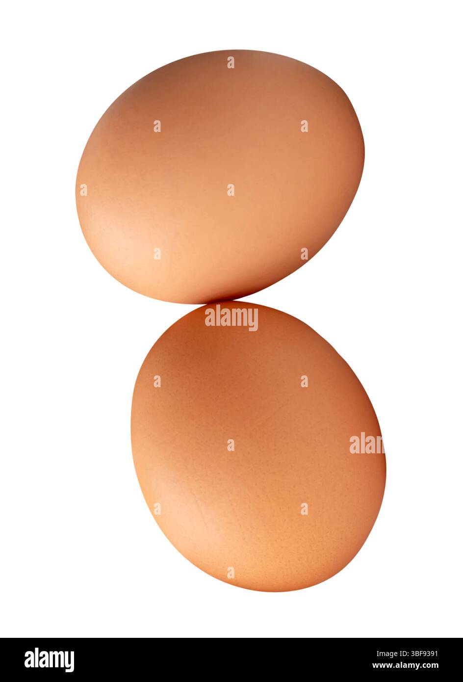 Deux œufs de poule bruns frais dans la pile est isolé sur fond blanc avec chemin de découpage. Banque D'Images