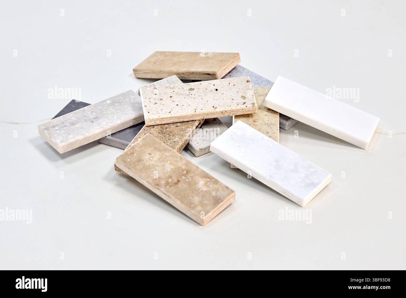 Échantillons carrés de pierre artificielle en grès cérame en porcelaine comme exemples de comptoir de cuisine de l'extérieur de façade de la future cuisine. Échantillons de dalles de granit naturel Banque D'Images
