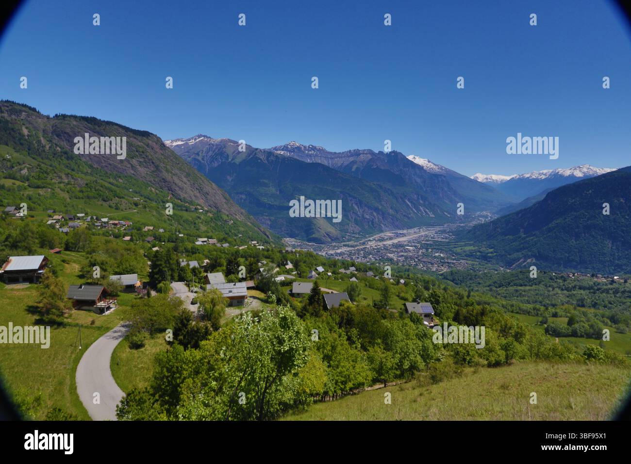 Vue panoramique sur le village de Jarrier surplombant la vallée de Saint-Jean-de-Maurienne, Alpes françaises, Savoie, France Banque D'Images