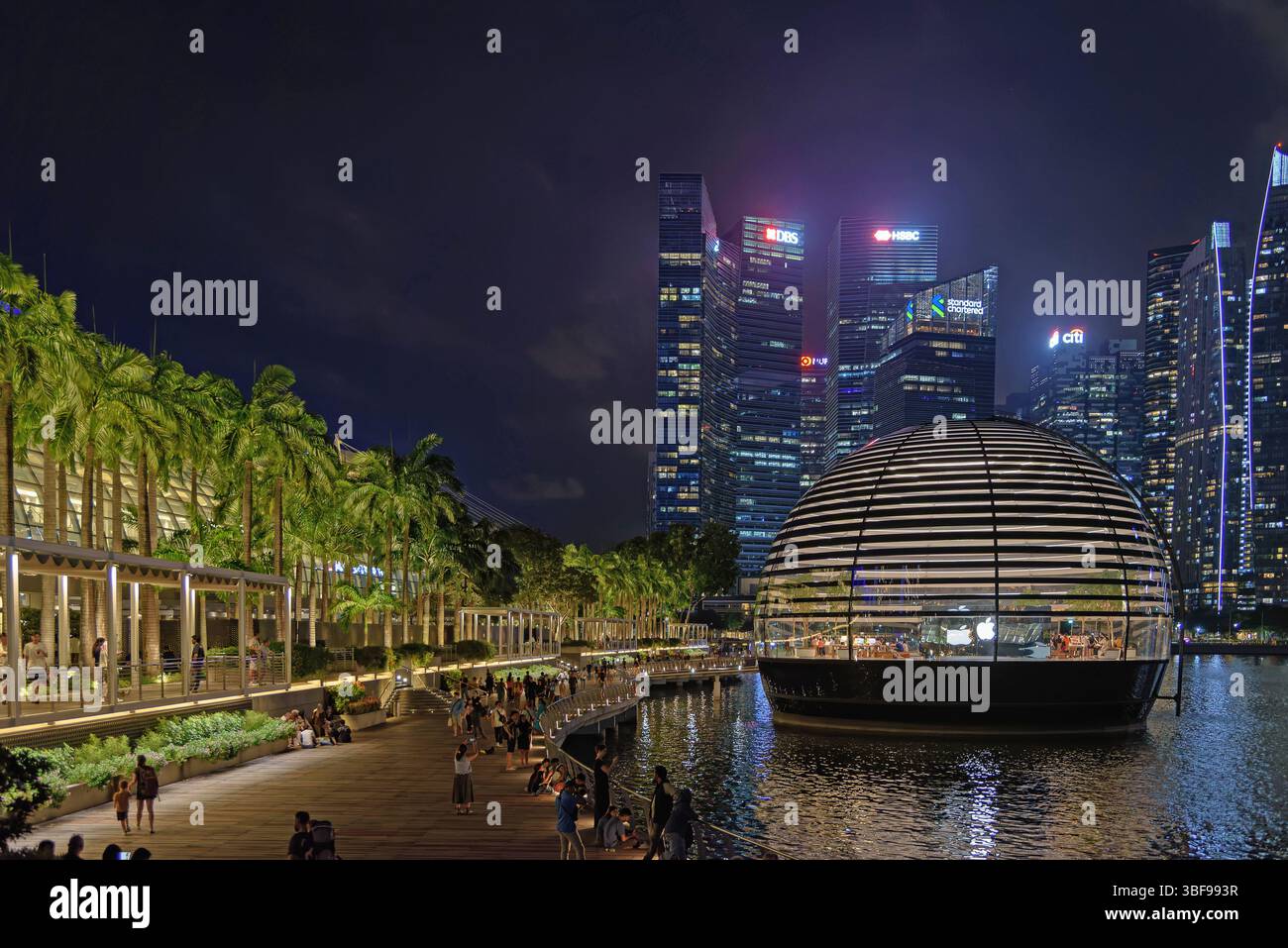 Section du complexe commercial Marina Bay Sands, Singapour. Le complexe commercial Marina Bay Sands à Singapour est une destination de détail de luxe avec plus de 300 magasins, y compris des marques haut de gamme. Situé dans le complexe Marina Bay Sands, le centre commercial offre un mélange de restaurants raffinés, de divertissements et de boutiques de créateurs. Le complexe est connu pour ses caractéristiques architecturales frappantes, y compris un canal traversant l'intérieur, où les visiteurs peuvent faire des promenades en bateau sampan. C'est une attraction majeure pour les touristes et les habitants. Banque D'Images