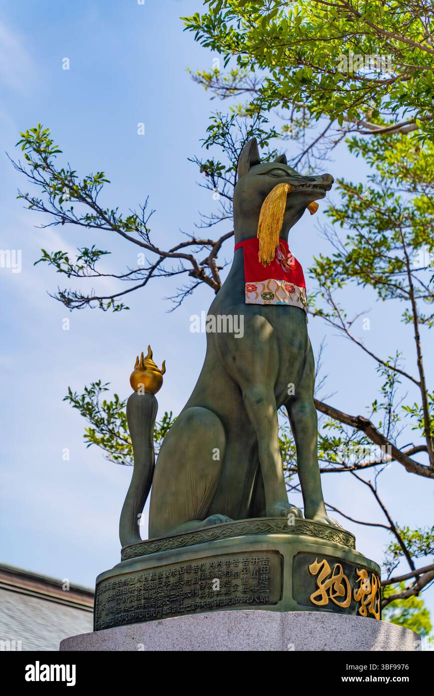 Statue de renard Inari à Fushimi Inari Taisha, un sanctuaire de Kyoto, Japon Banque D'Images