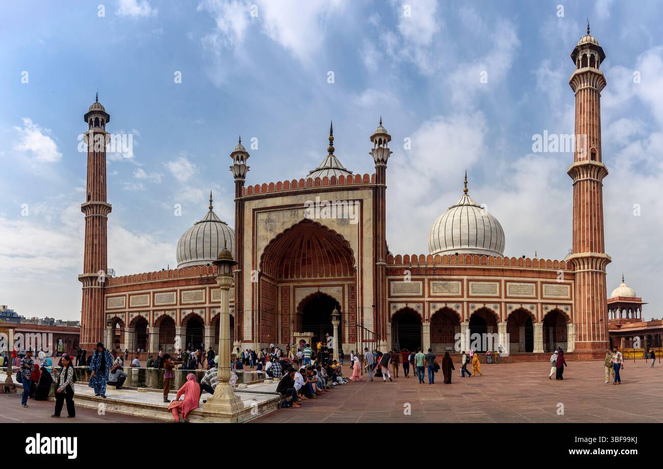 Le Masjid-i-Jehan-Numa, communément connu sous le nom de Jama Masjid de Delhi, est l'une des plus grandes mosquées sunnites en Inde. Son constructeur est l'empereur moghol Shah Jahan, entre 1644 et 1656. Banque D'Images