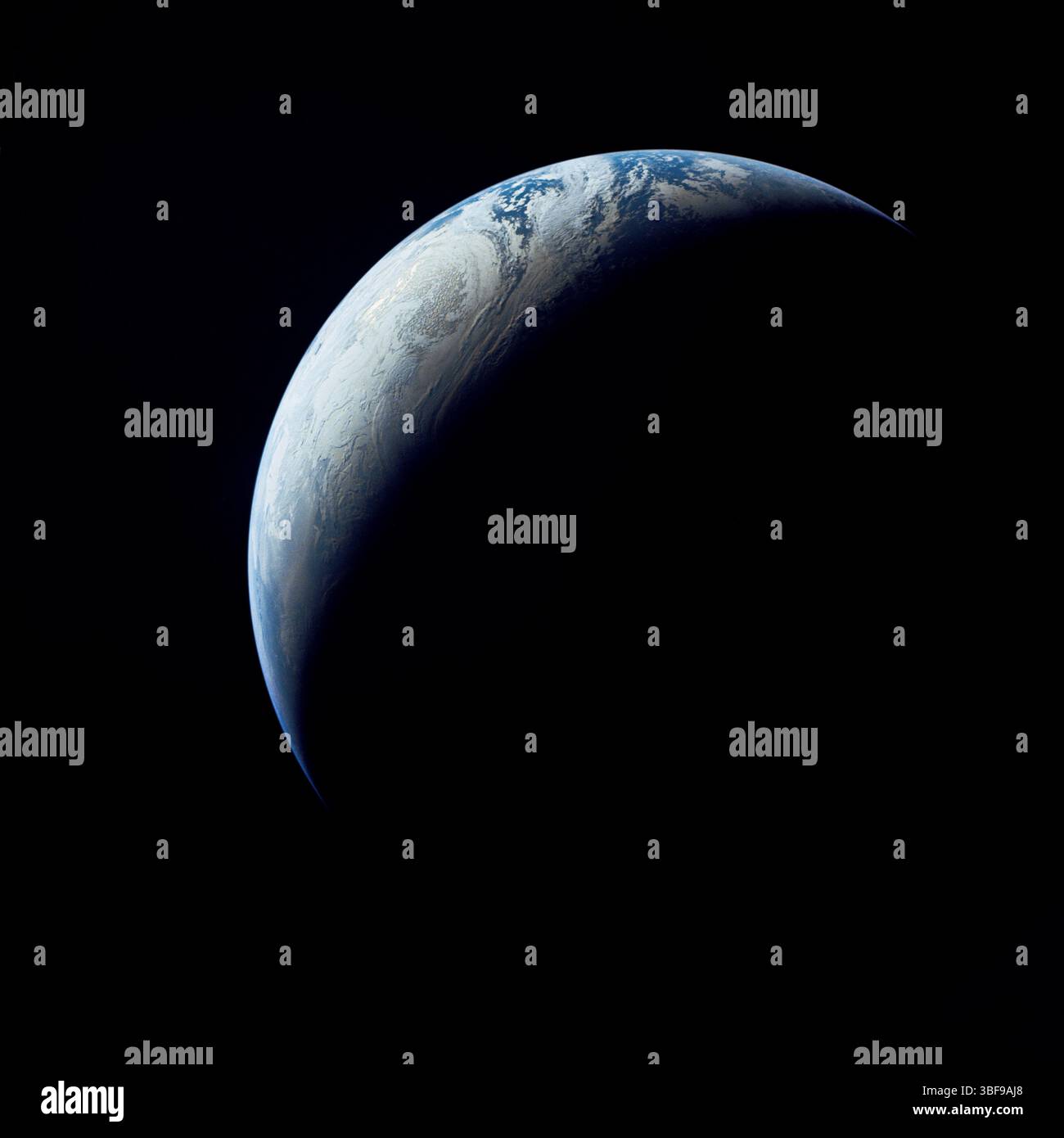 Terre vue de 10 000 miles. En 1967, le vol d'essai sans pilote Apollo 4 a fait une grande ellipse autour de la Terre pour tester les moteurs translunaires et l'entrée à grande vitesse requise d'un vol humain revenant de la Lune. Un appareil photo de 70 mm a été programmé pour prendre des images de 'haute apogée'. Côte du Brésil, Océan Atlantique, Afrique de l'Ouest, Antarctique, vers l'Ouest. Cette photo a été prise alors que le vaisseau spatial Apollo 4, toujours attaché à l'étage S-IVB (troisième), était en orbite autour de la Terre à une altitude de 9 544 miles. 9 novembre 1967 une version optimisée d'une image originale de la NASA - crédit : NASA Banque D'Images