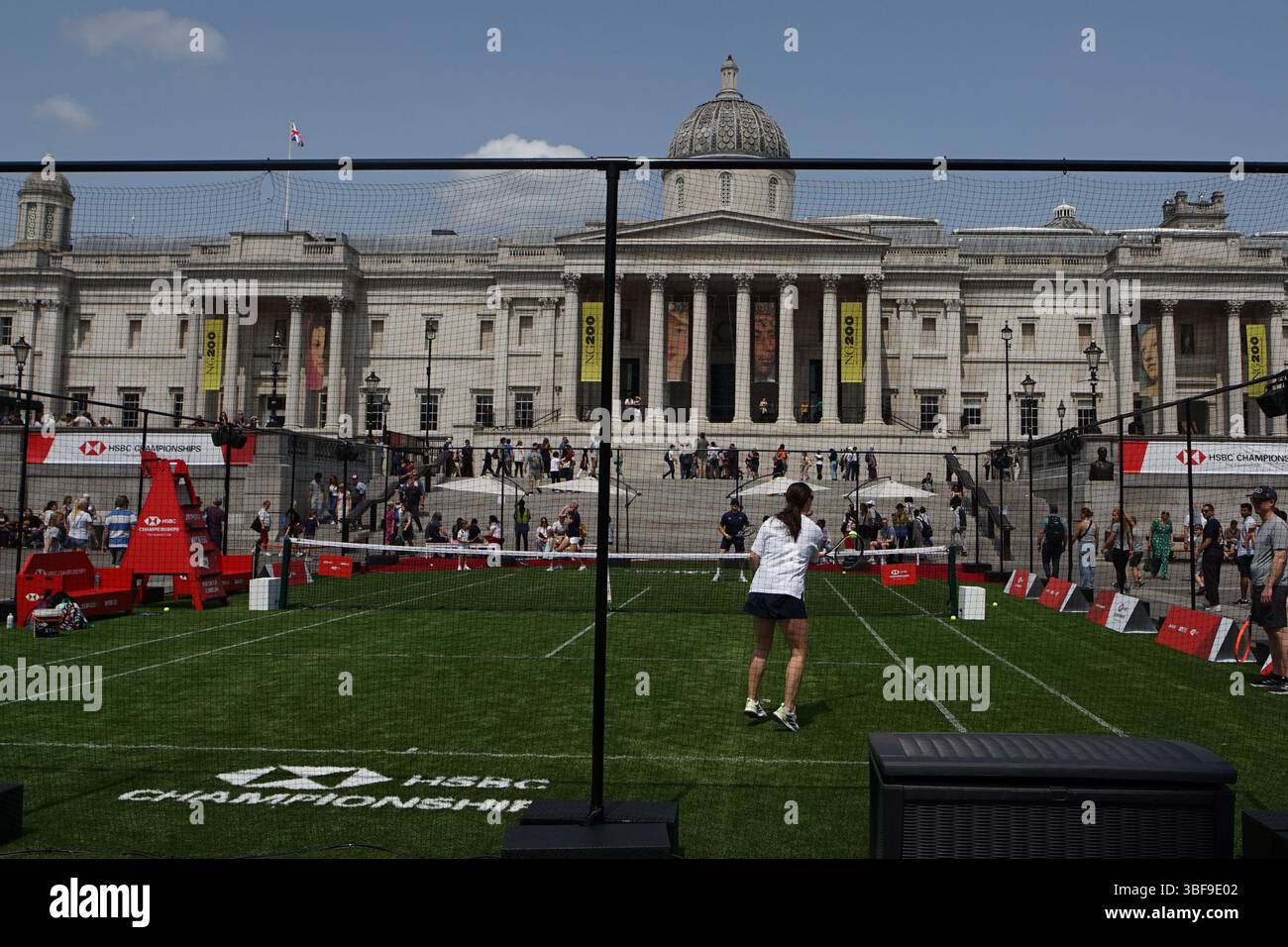 LONDRES, ROYAUME-UNI. 31 mai 2025. HSBC sponsorise les championnats HSBC, ce qui en fait la première fois depuis plus de 50 ans que le tennis féminin est de retour au Queen's Club de Trafalgar Square. Préparation des Championnats HSBC féminins à Londres, Royaume-Uni. (Photo de 李世惠/Voir Li/Picture Capital) crédit : Voir Li/Picture Capital/Alamy Live News Banque D'Images
