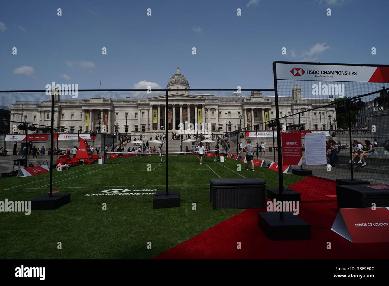 LONDRES, ROYAUME-UNI. 31 mai 2025. HSBC sponsorise les championnats HSBC, ce qui en fait la première fois depuis plus de 50 ans que le tennis féminin est de retour au Queen's Club de Trafalgar Square. Préparation des Championnats HSBC féminins à Londres, Royaume-Uni. (Photo de 李世惠/Voir Li/Picture Capital) crédit : Voir Li/Picture Capital/Alamy Live News Banque D'Images