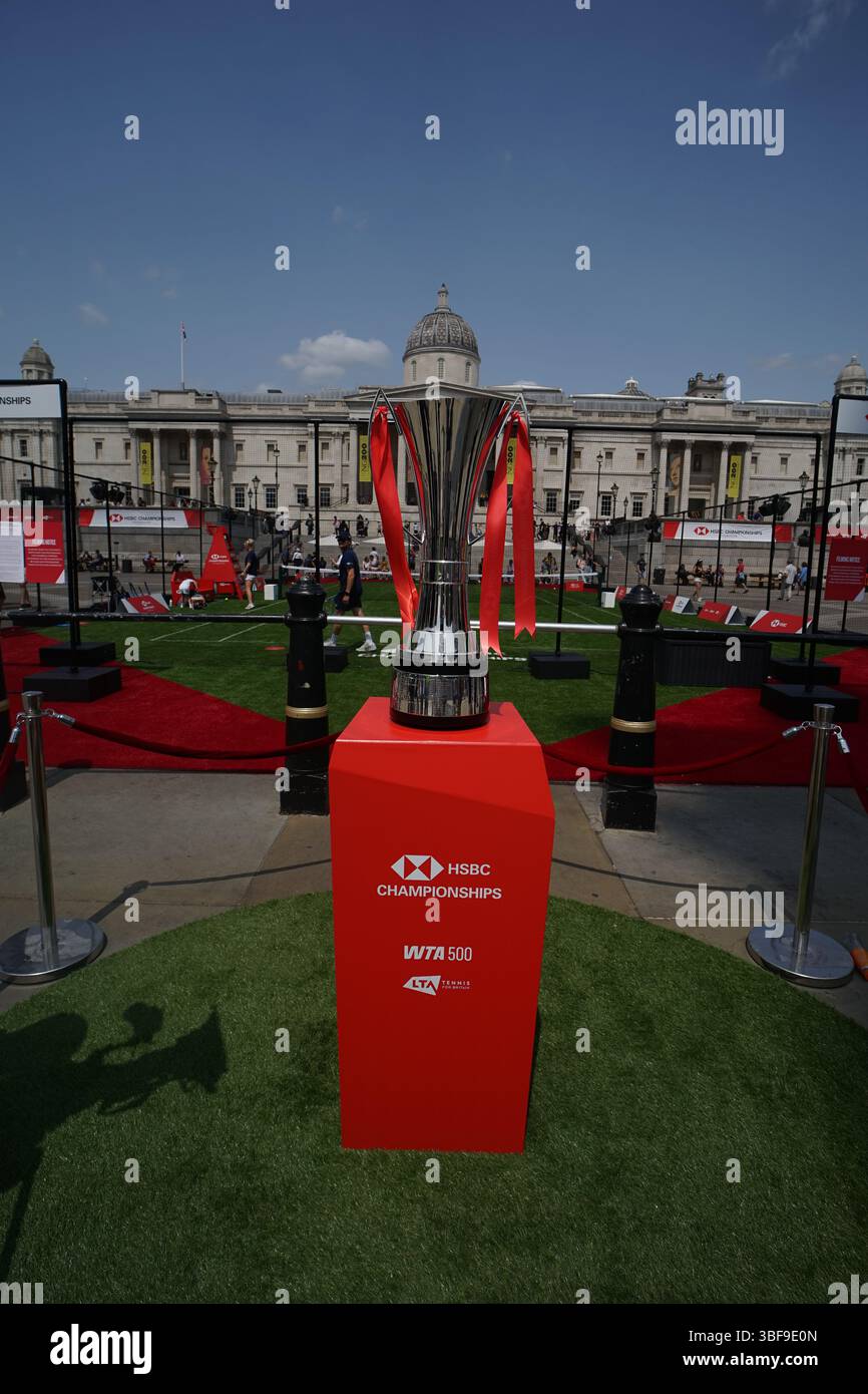 LONDRES, ROYAUME-UNI. 31 mai 2025. HSBC sponsorise les championnats HSBC, ce qui en fait la première fois depuis plus de 50 ans que le tennis féminin est de retour au Queen's Club de Trafalgar Square. Préparation des Championnats HSBC féminins à Londres, Royaume-Uni. (Photo de 李世惠/Voir Li/Picture Capital) crédit : Voir Li/Picture Capital/Alamy Live News Banque D'Images