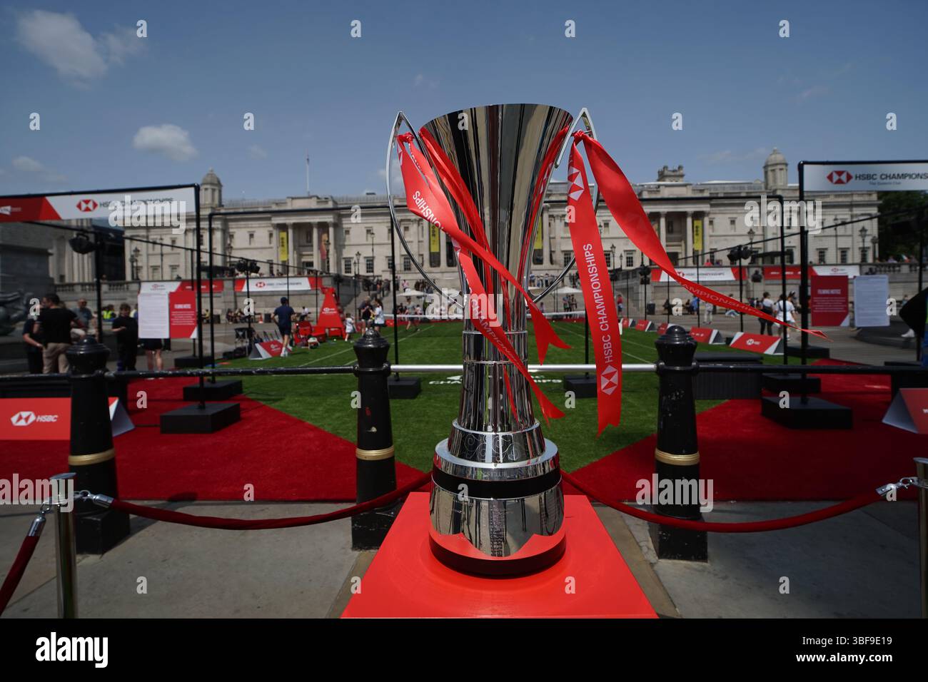 LONDRES, ROYAUME-UNI. 31 mai 2025. HSBC sponsorise les championnats HSBC, ce qui en fait la première fois depuis plus de 50 ans que le tennis féminin est de retour au Queen's Club de Trafalgar Square. Préparation des Championnats HSBC féminins à Londres, Royaume-Uni. (Photo de 李世惠/Voir Li/Picture Capital) crédit : Voir Li/Picture Capital/Alamy Live News Banque D'Images