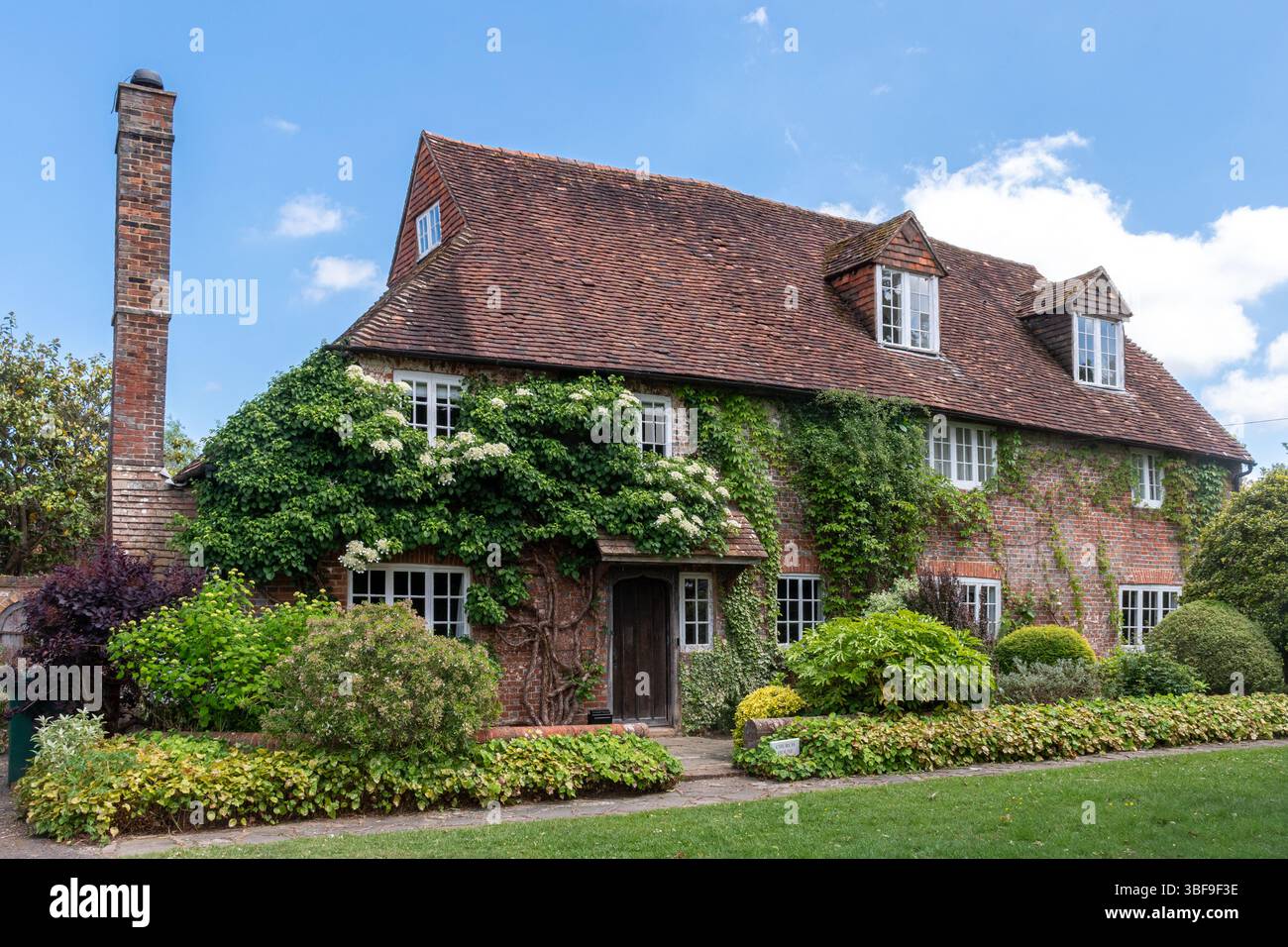 Vue de la propriété attrayante appelée Chestnut House à Kirdford, un joli village dans le Sussex de l'Ouest, Angleterre, Royaume-Uni, au cours du mois de mai. Banque D'Images