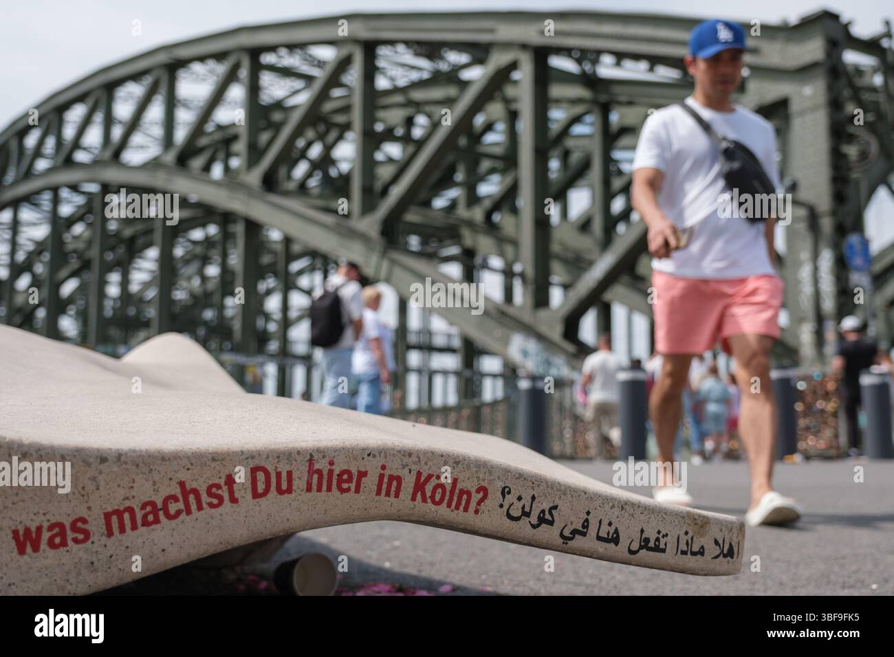 Eléments d'assise sculpturaux sur Norbert-Burger-Platz à Cologne-Deutz avec l'inscription Bonjour, que faites-vous ici à Cologne ? Banque D'Images