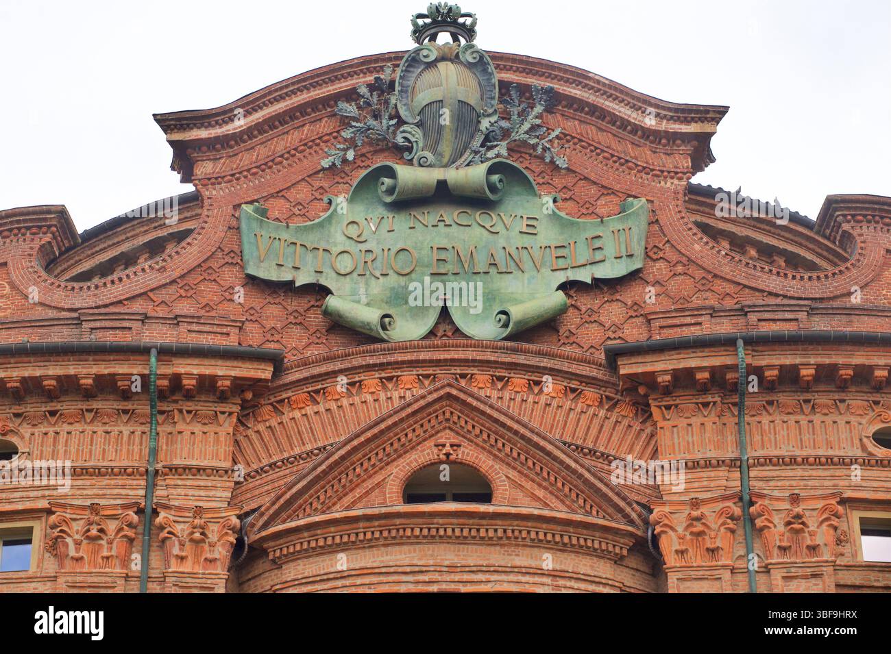 Détail du Palazzo Carignano est un bâtiment historique dans le centre de Turin, en Italie, qui abrite le Musée du Risorgimento. C'était une résidence privée des princes de Carignano, d'après qui elle porte le nom. Sa fa ADE arrondie est différente des autres fa ADE de la même structure. Il est situé sur la via Accademia delle Scienze. En 1997, il a été inscrit sur la liste du patrimoine mondial de l'UNESCO avec 13 autres résidences de la Maison de Savoie Banque D'Images