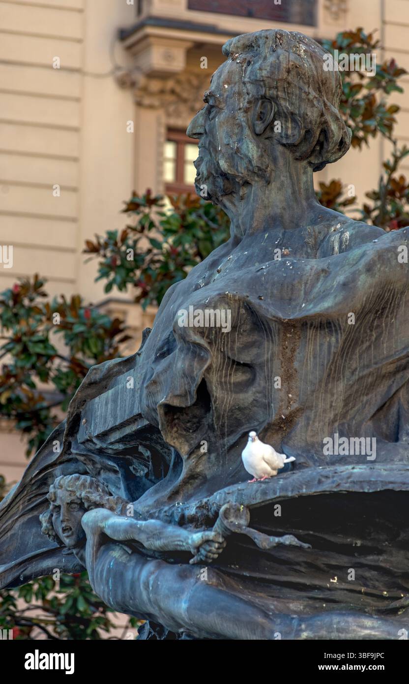 Détail d'une colombe blanche assise sur le monument en bronze à l'homme politique suisse Carlo Battaglini (1812 -1888). Piazza Carlo Battaglini, Lugano, Suisse. La sculpture en bronze a été réalisée dans le style Art Nouveau par l'artiste Luca Vassalli et dévoilée en 1921. Banque D'Images
