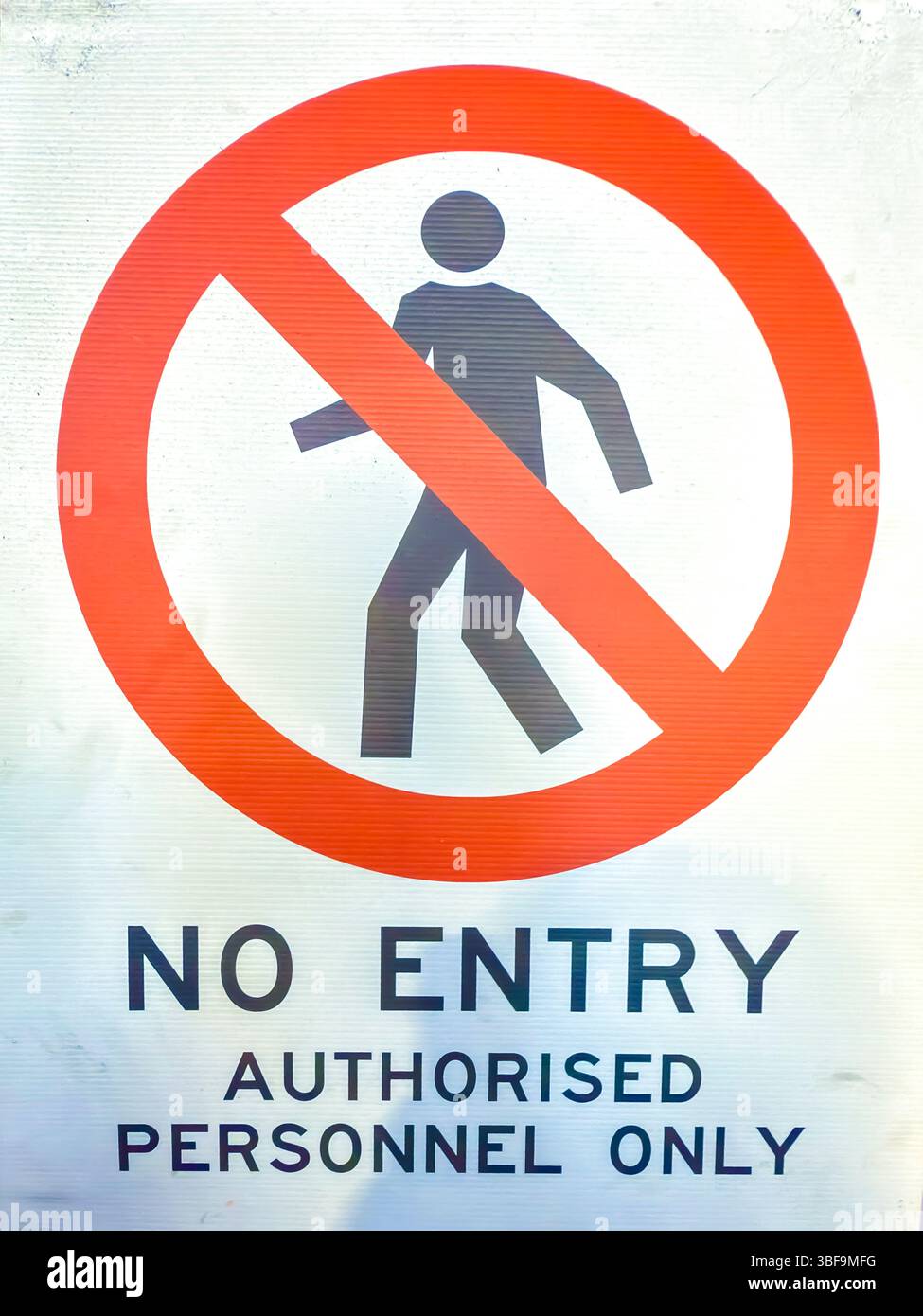 Photographie d'un panneau en plastique vieux et sale interdisant l'entrée et personnel autorisé uniquement sur le mur d'un atelier de bâtiment industriel. Banque D'Images