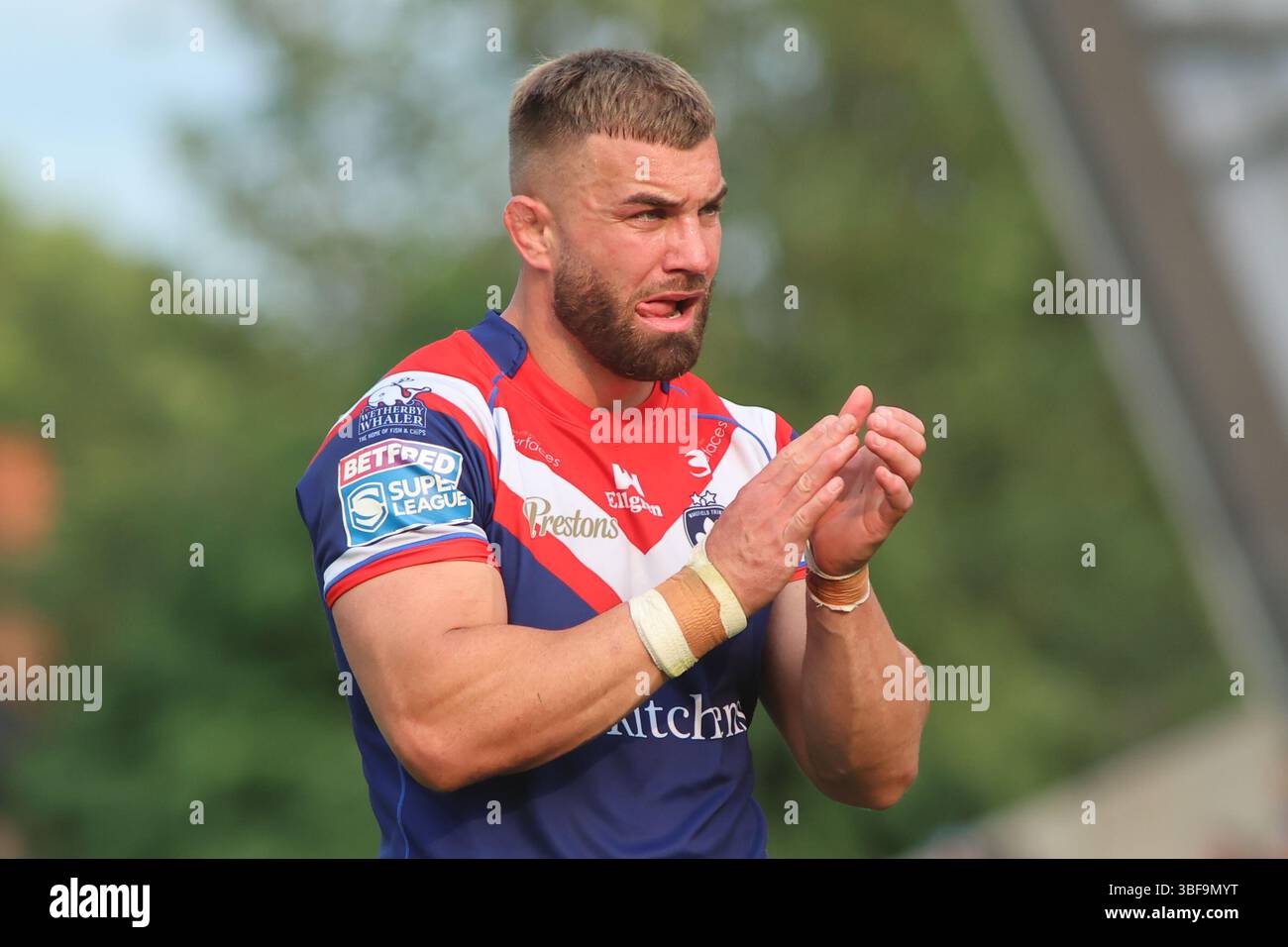 Leeds, Royaume-Uni. 31 mai 2025. AMT Headingley Rugby Stadium, Leeds, West Yorkshire, 31 mai 2025. Betfred Super League Leeds Rhinos v Wakefield Trinity Mike McMeeken de Wakefield Trinity applaudit les fans de Full-Time Credit : Touchlinepics/Alamy Live News Banque D'Images