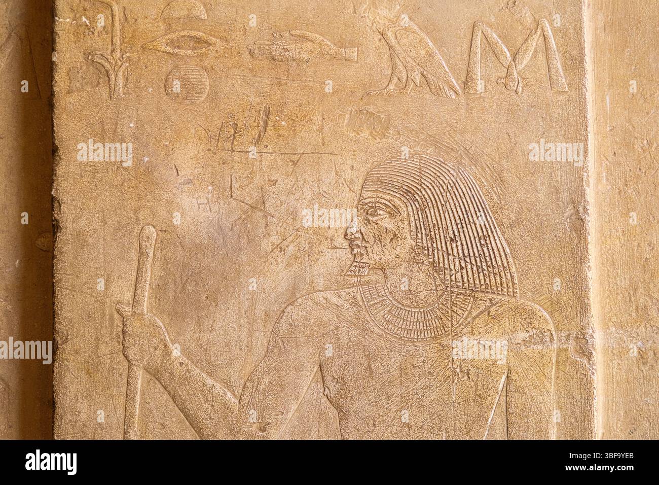 Art égyptien antique Bas-relief représentant une figure, Saqqara, Égypte Banque D'Images