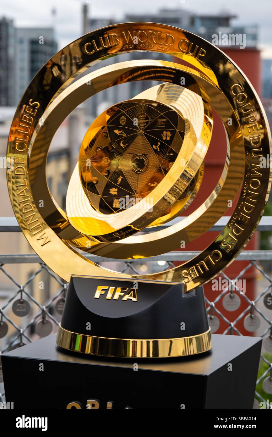Seattle, États-Unis. 31 mai 2025. Le Trophée Coupe du monde des clubs de la FIFA se rend à Seattle. Le trophée a été affiché aujourd'hui sur la terrasse du marché Pike place alors que les fans de football se sont alignés plus d'une heure plus tôt pour l'événement de deux heures pour se faire prendre en photo avec le trophée emblématique. Seattle est sur le point d'accueillir plusieurs matchs en 2026, ajoutant plus d'un milliard dans l'économie locale. Crédit : James Anderson/Alamy Live News Banque D'Images