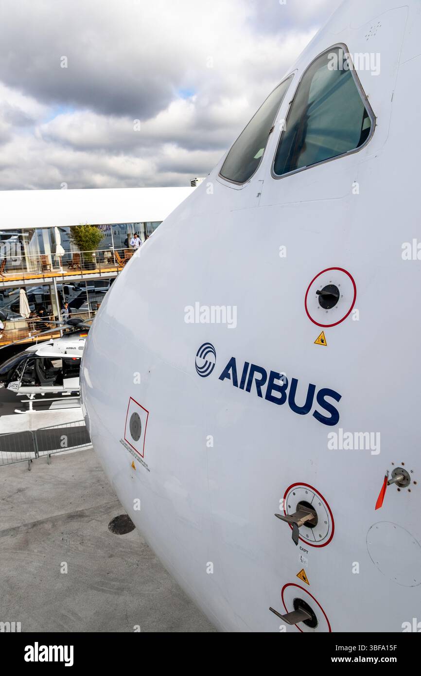 Airbus A380 vue de l'avion de ligne depuis l'escalier lors du salon de l'aéronautique de Paris. France - 23 juin 2023 Banque D'Images
